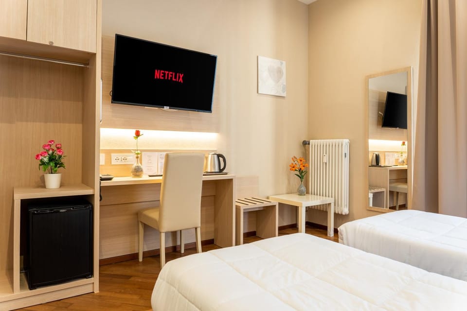 Bed, TV and multimedia, Coffee/tea facilities, Photo of the whole room, Bedroom, hair dresser