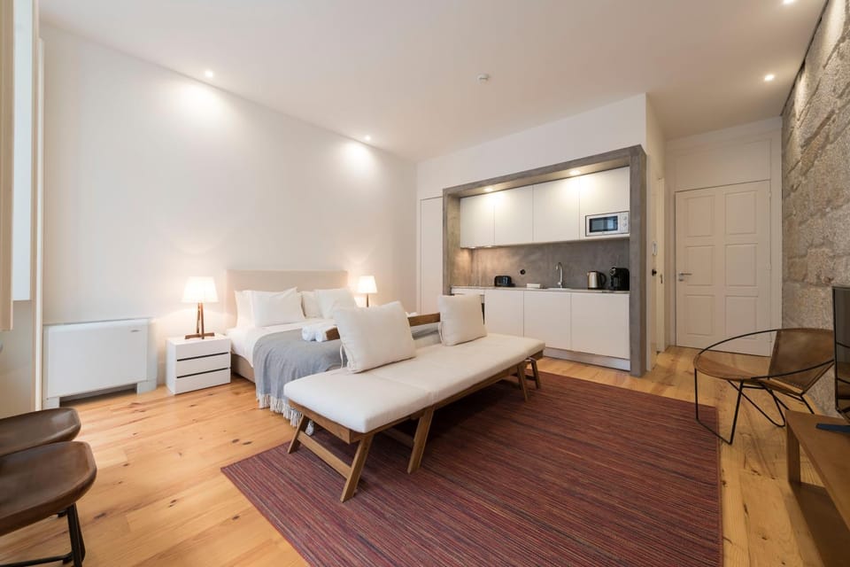 Coffee/tea facilities, Kitchen or kitchenette, Living room, Bedroom