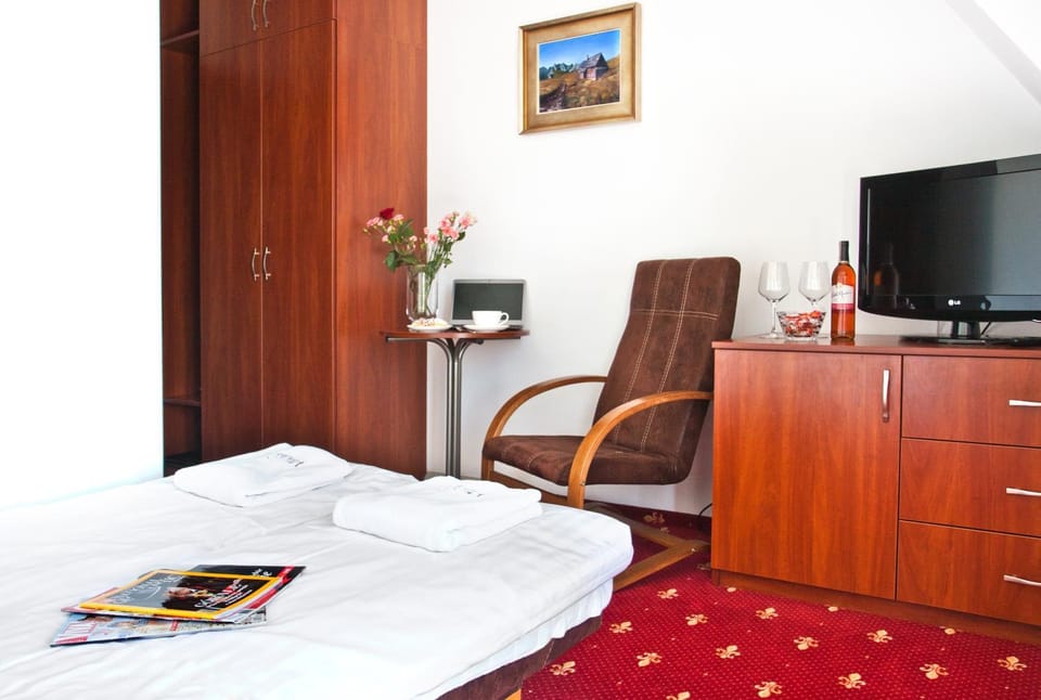 Bed, Bathroom, Balcony/Terrace, Mountain view