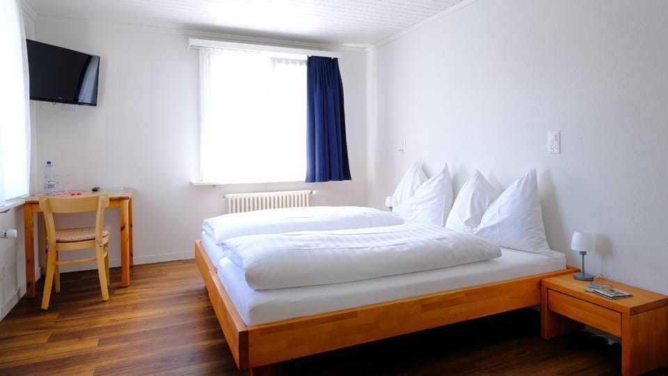 Shower, Bed, Bathroom, TV and multimedia, Photo of the whole room, Bedroom, Bath, towels, wardrobe