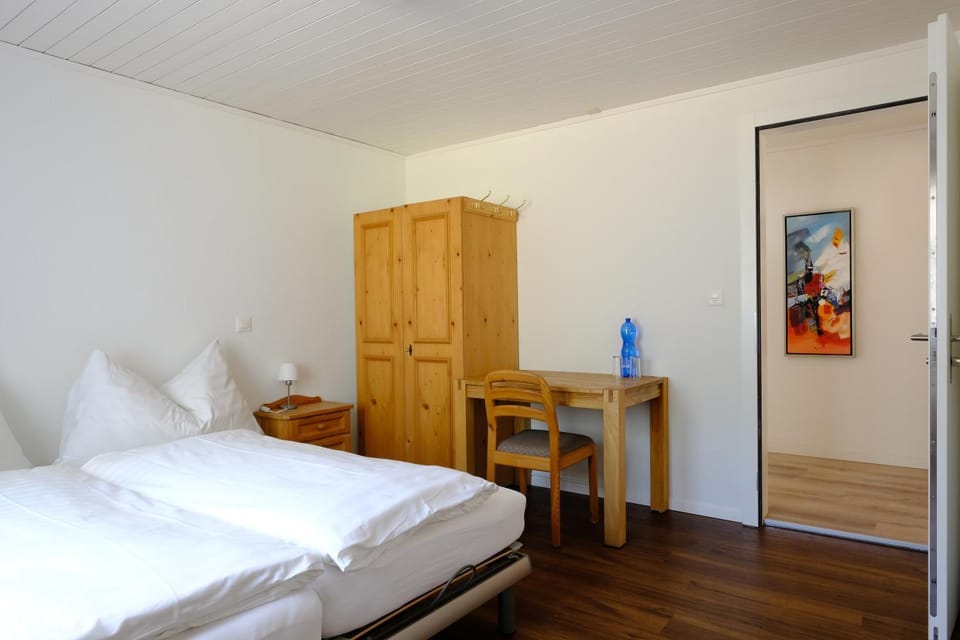 Shower, Bed, Bathroom, TV and multimedia, Photo of the whole room, Bedroom, towels, wardrobe