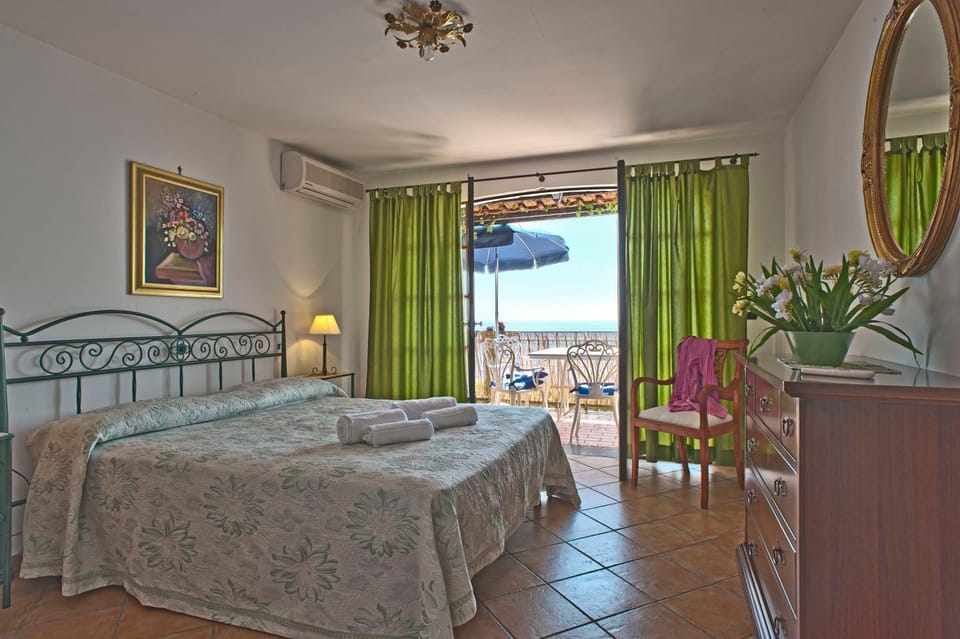 Photo of the whole room, Sea view