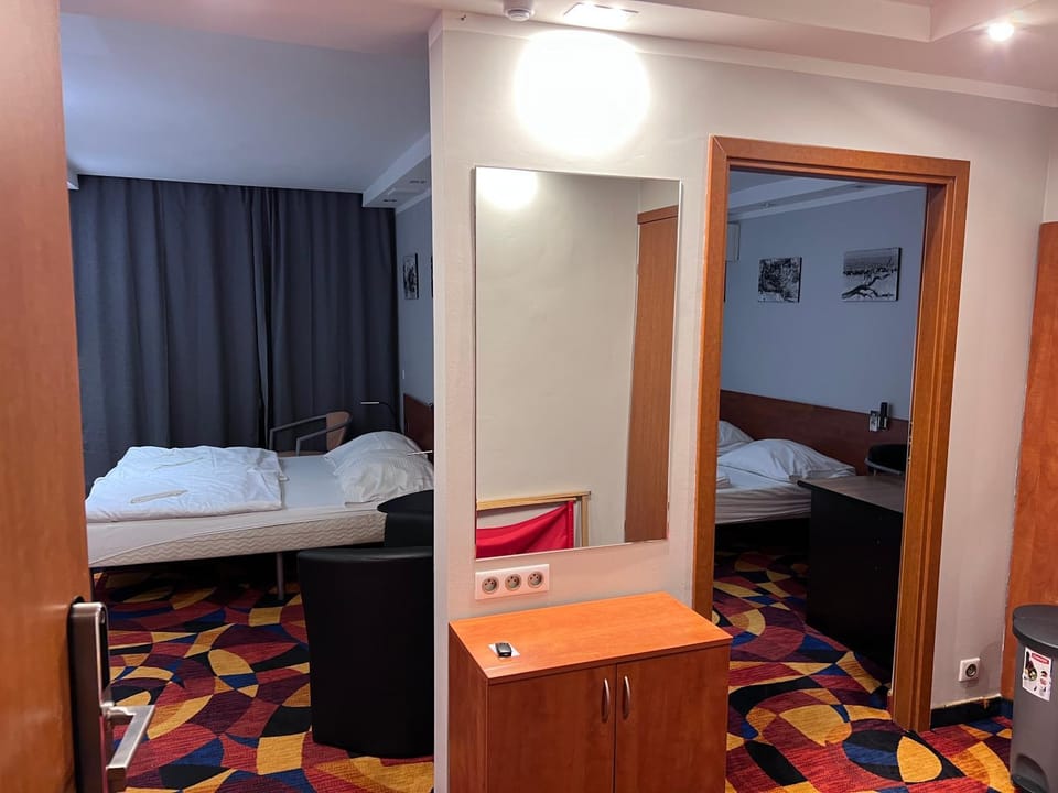 Bed, TV and multimedia, Photo of the whole room, wardrobe