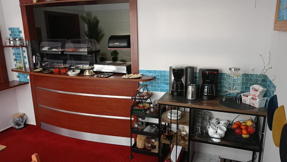Coffee/tea facilities, Food and drinks, Food