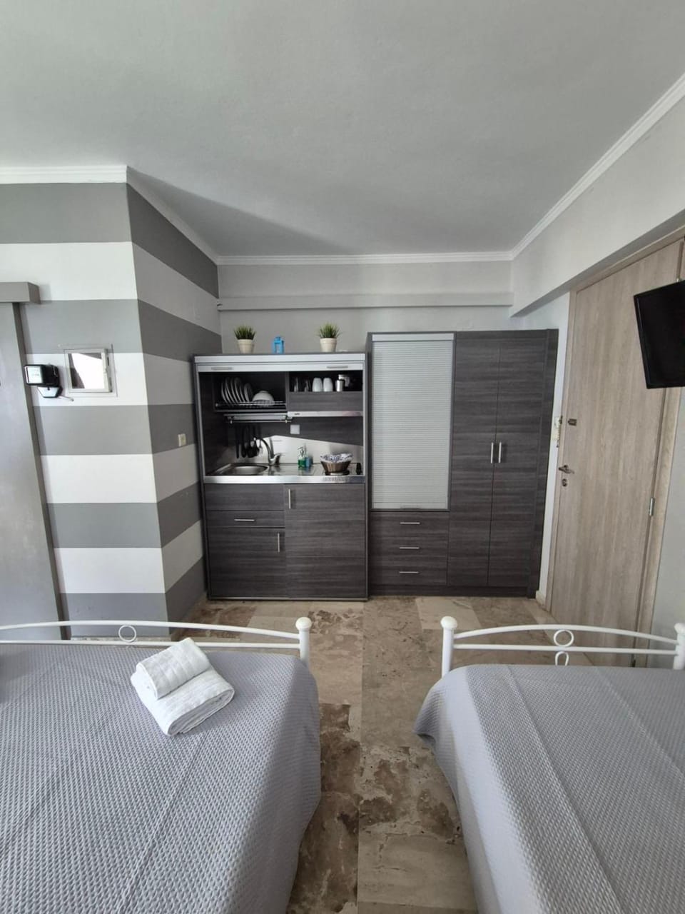 Drossinos Studios Apartment in Poros