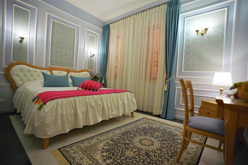 Bed, Seating area, Bedroom