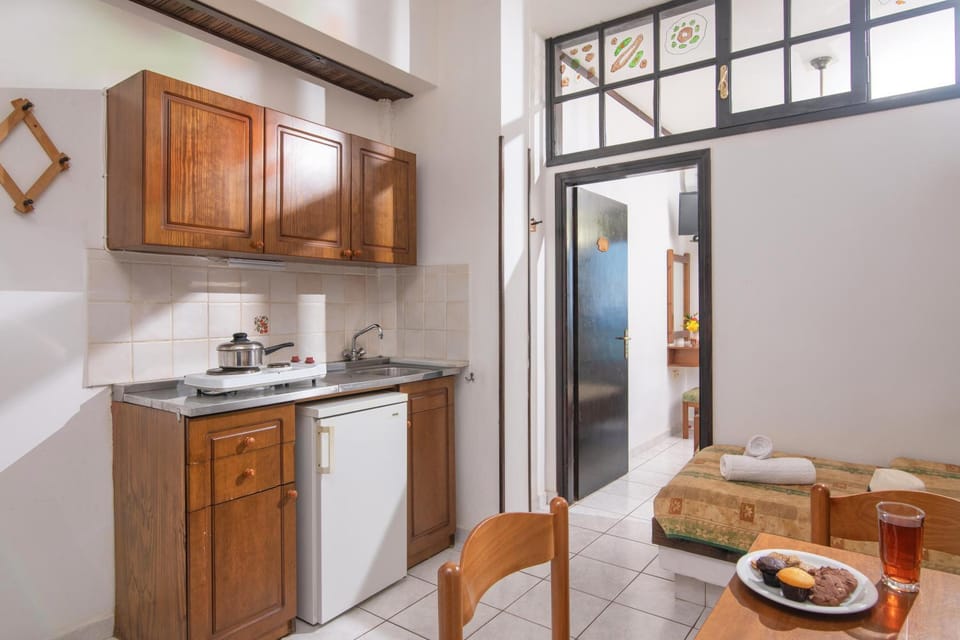 Coffee/tea facilities, Kitchen or kitchenette, Living room, Seating area, Dining area