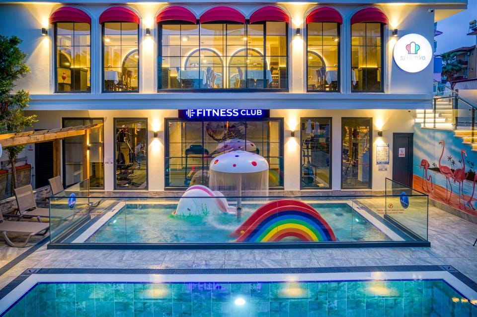 Restaurant/places to eat, Pool view, Swimming pool
