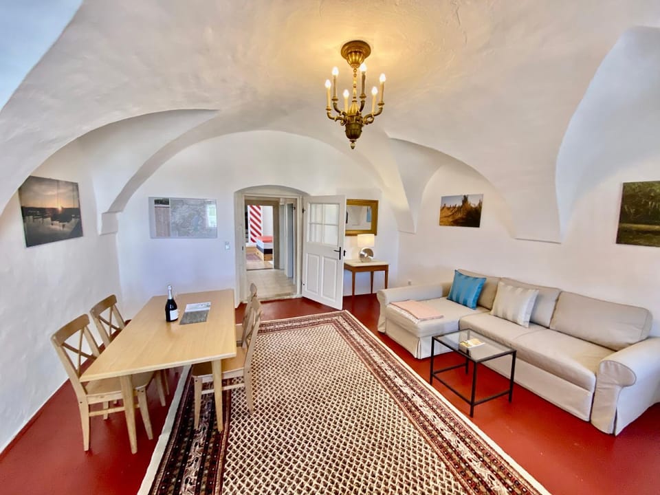 Living room, Photo of the whole room, Seating area, Dining area