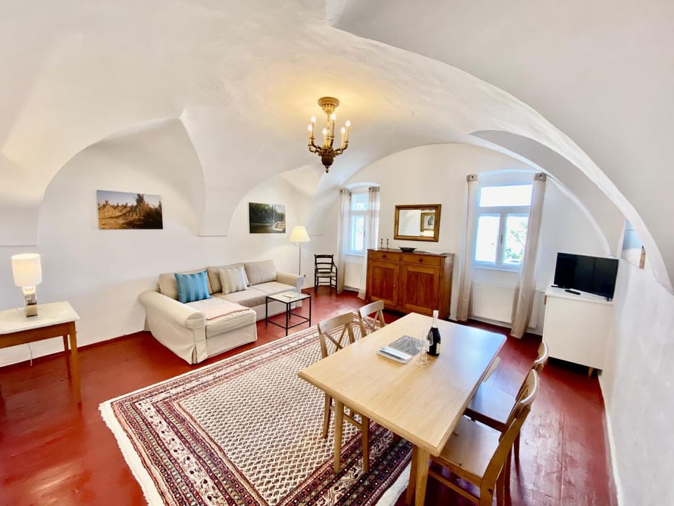 Living room, Photo of the whole room, Seating area, Dining area