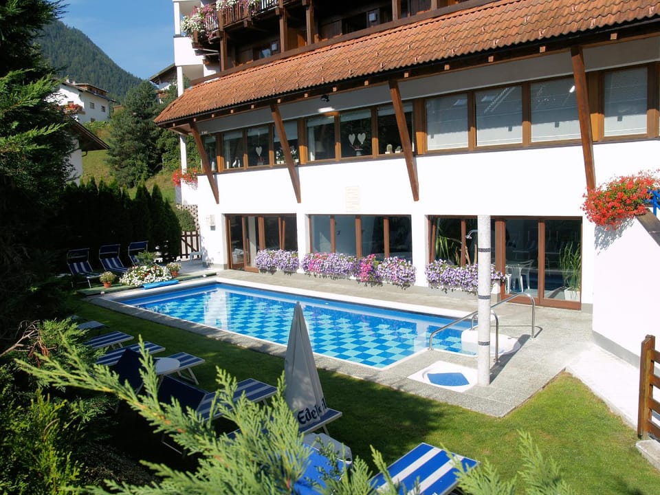 Swimming pool, Swimming pool