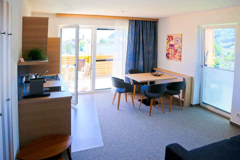 Seating area, Dining area