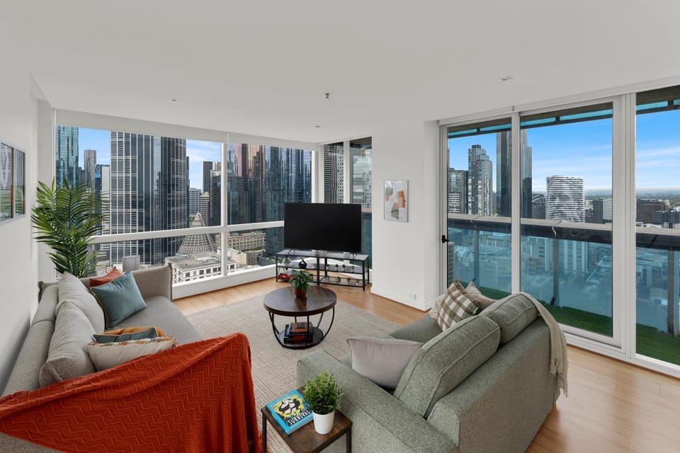 Communal lounge/ TV room, TV and multimedia, View (from property/room), Living room, Seating area, Evening entertainment, City view