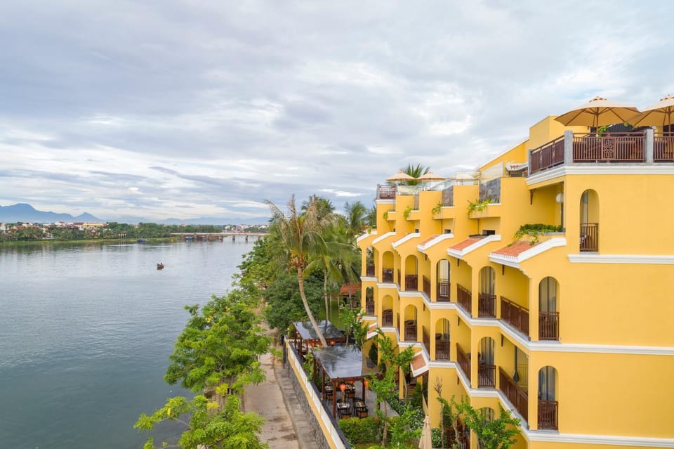 Facade/entrance, River view