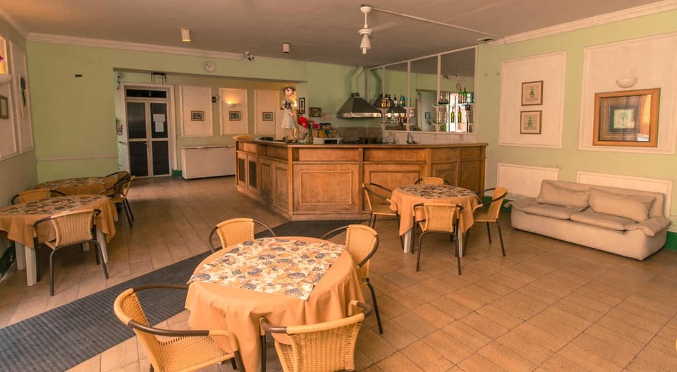 Restaurant/places to eat, Lounge or bar