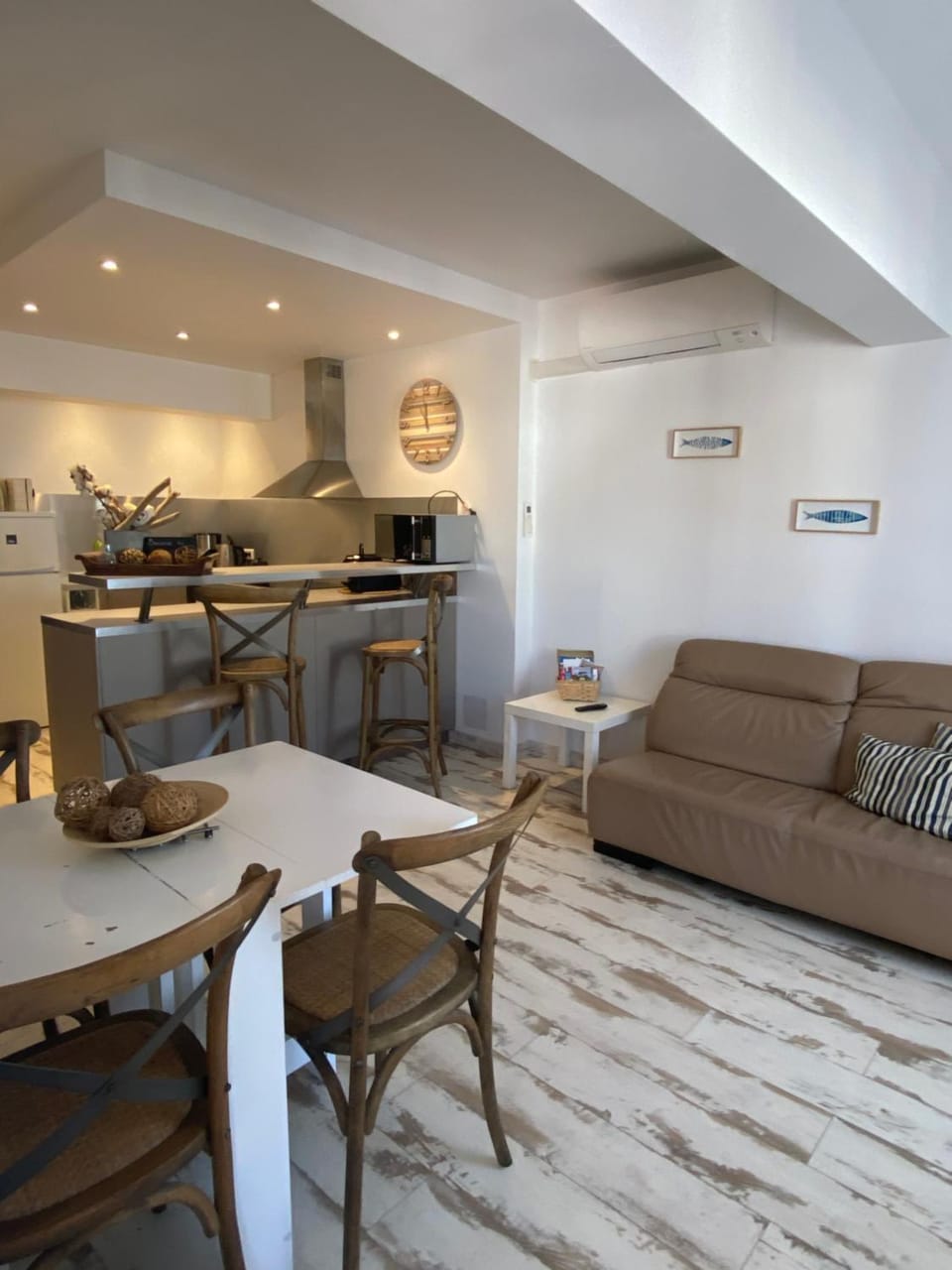 Kitchen or kitchenette, Living room, Seating area, Dining area