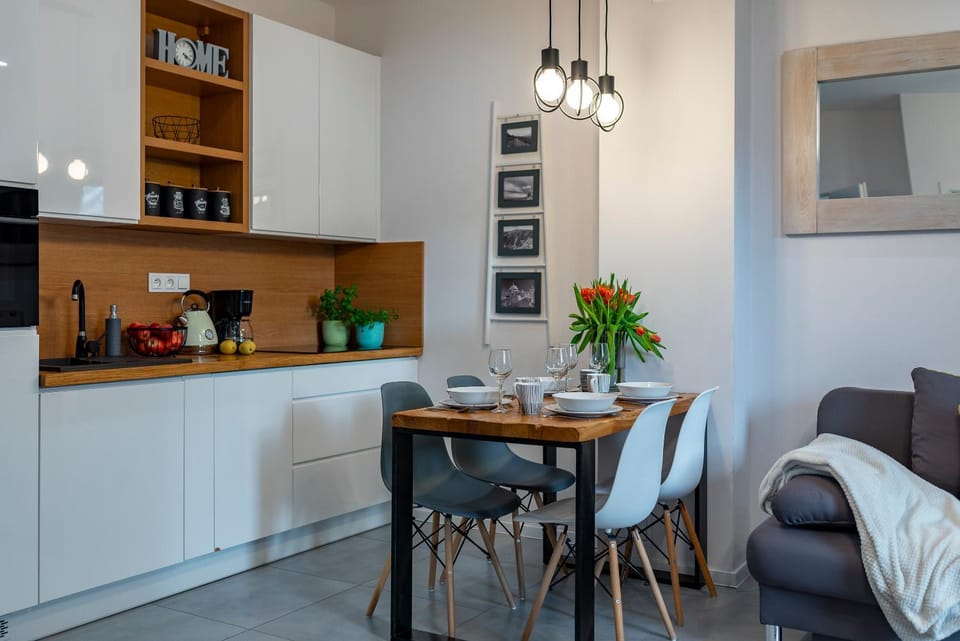Coffee/tea facilities, Kitchen or kitchenette, Living room, Seating area, Dining area, stove