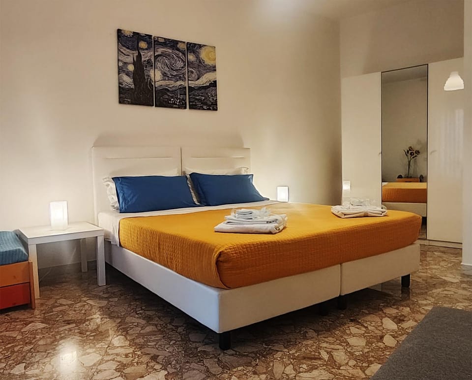 Bed, Bedroom, towels