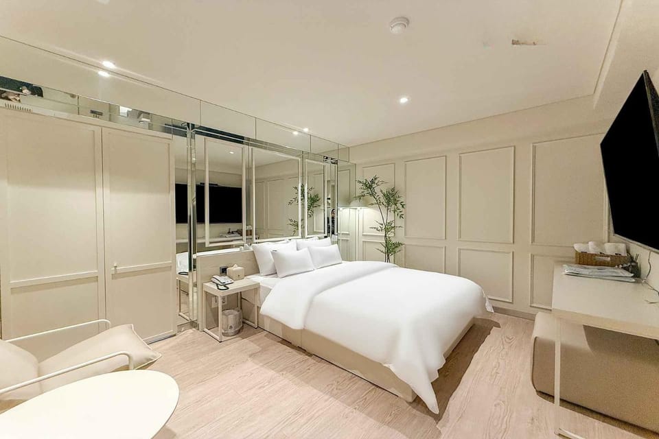Bed, Photo of the whole room, Bedroom