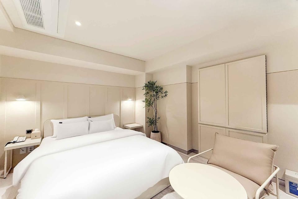 Bed, Seating area, Bedroom