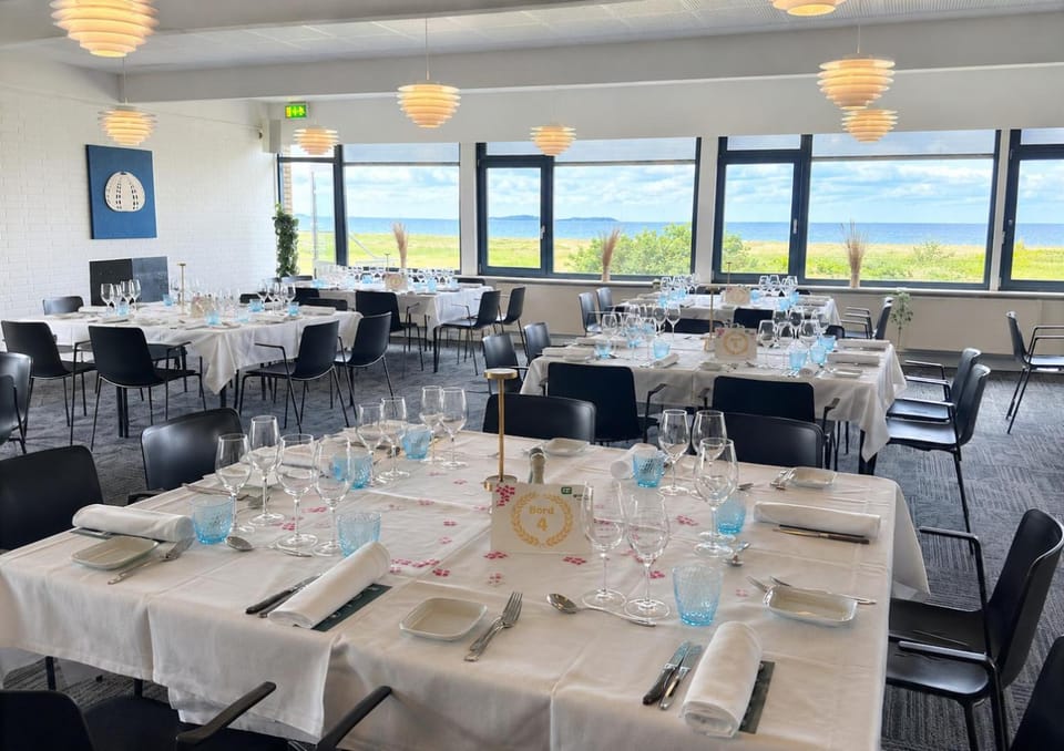 Restaurant/places to eat, Restaurant/places to eat, Banquet/Function facilities, Meeting/conference room, Buffet breakfast