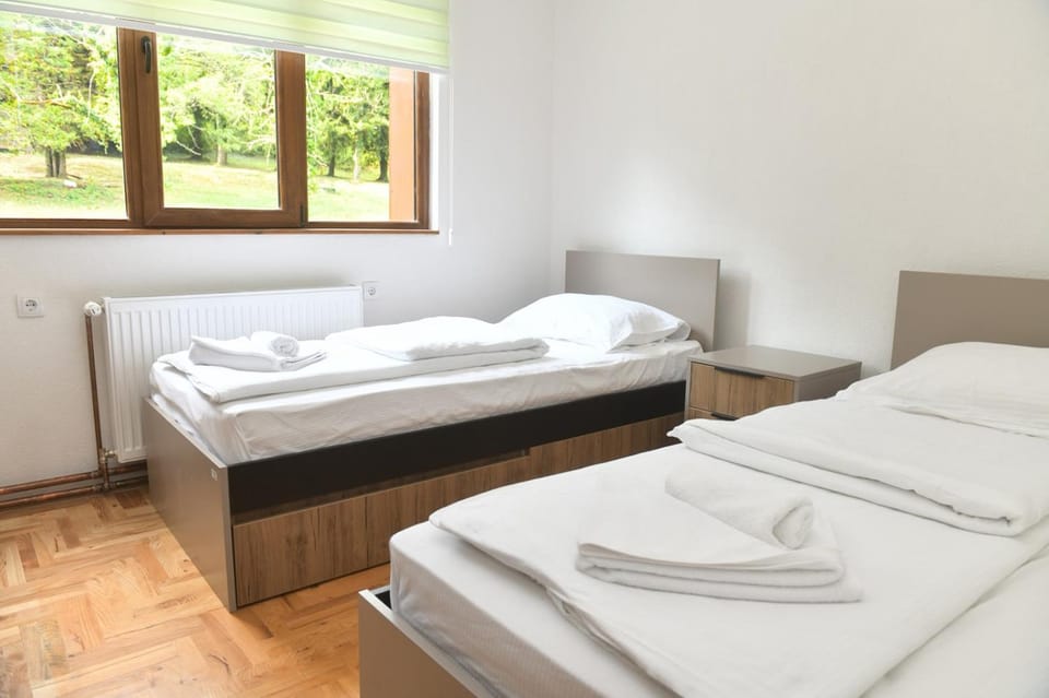 Bed, Bedroom, towels