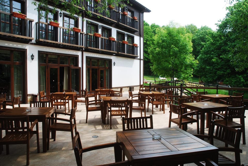 Restaurant/places to eat, View (from property/room), Balcony/Terrace