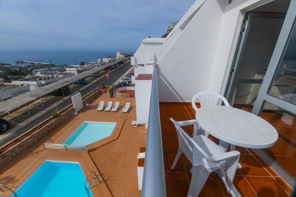 Balcony/Terrace, Swimming pool, sunbed