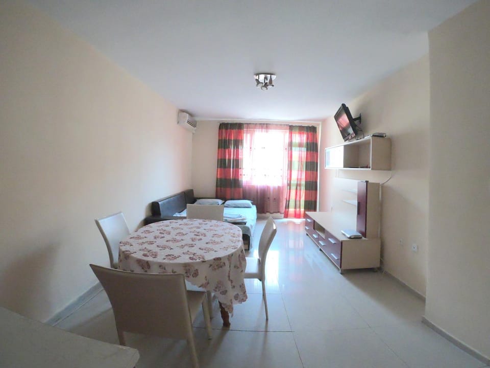 Day, TV and multimedia, Living room, Seating area, Dining area