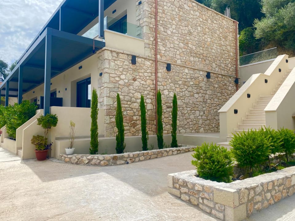 Property building, Facade/entrance, Garden, Garden view