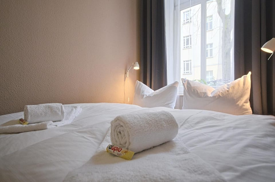 Bed, Bedroom, towels