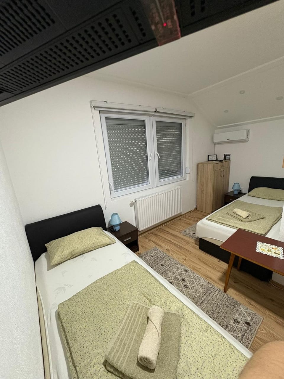 Bed, air conditioner