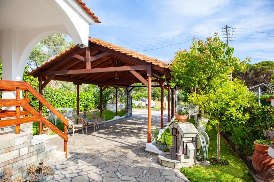 Property building, Patio, Facade/entrance, Day, Garden, Garden view