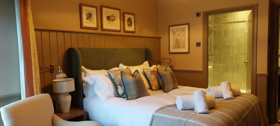 Bed, Photo of the whole room, Seating area