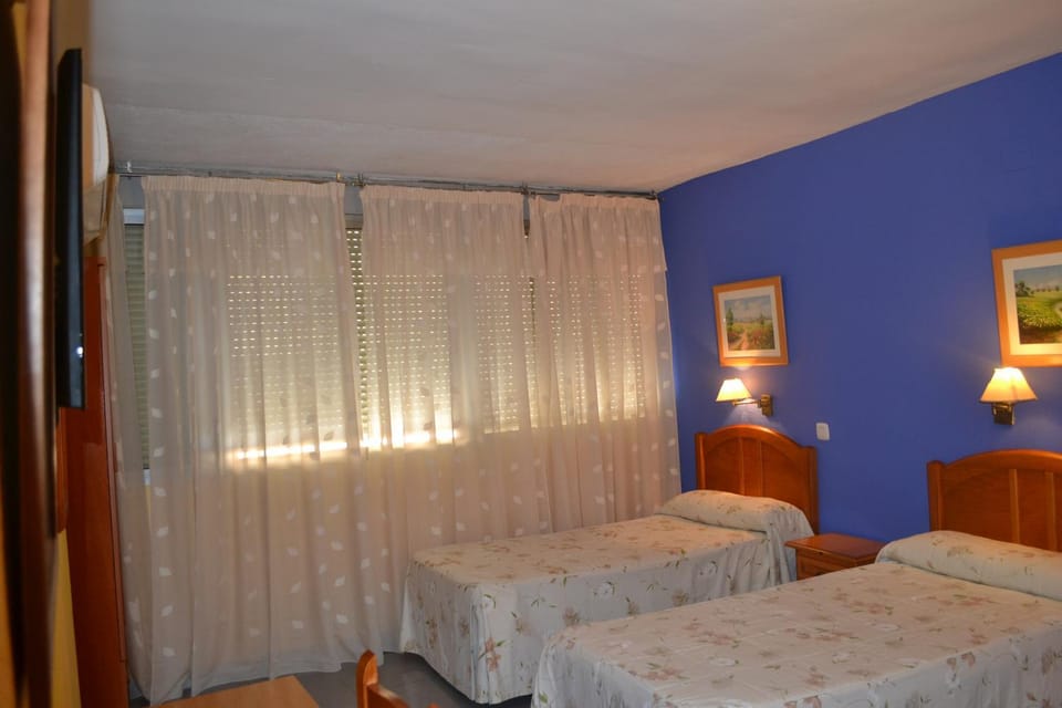 Hostal Al-Qazeres Bed and Breakfast in Cáceres‎