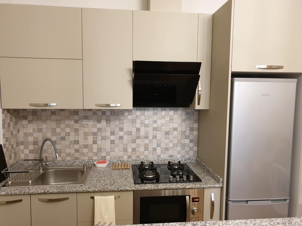 Kitchen or kitchenette, minibar