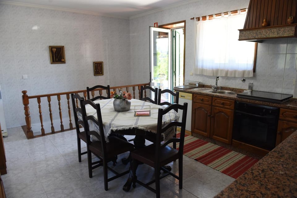 Kitchen or kitchenette, Dining area, Communal kitchen