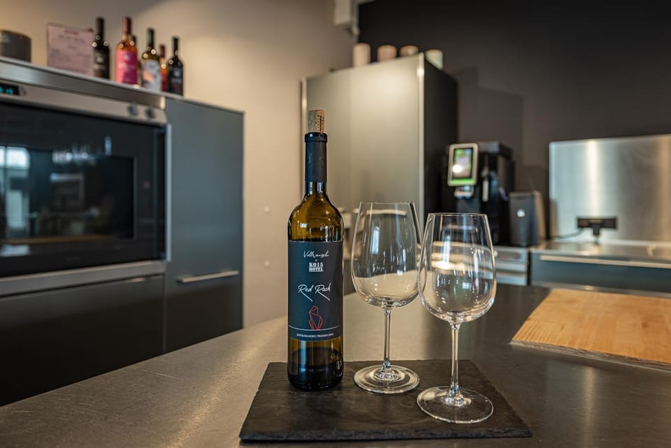 Lobby or reception, Drinks, Alcoholic drinks