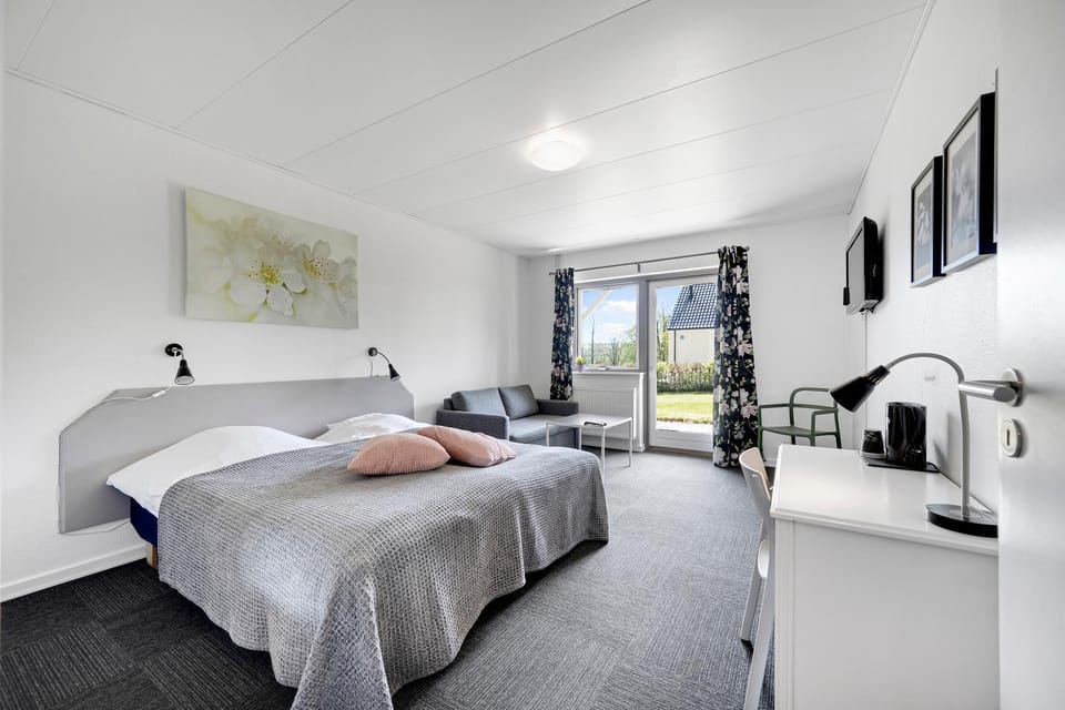 Bed, TV and multimedia, Bedroom