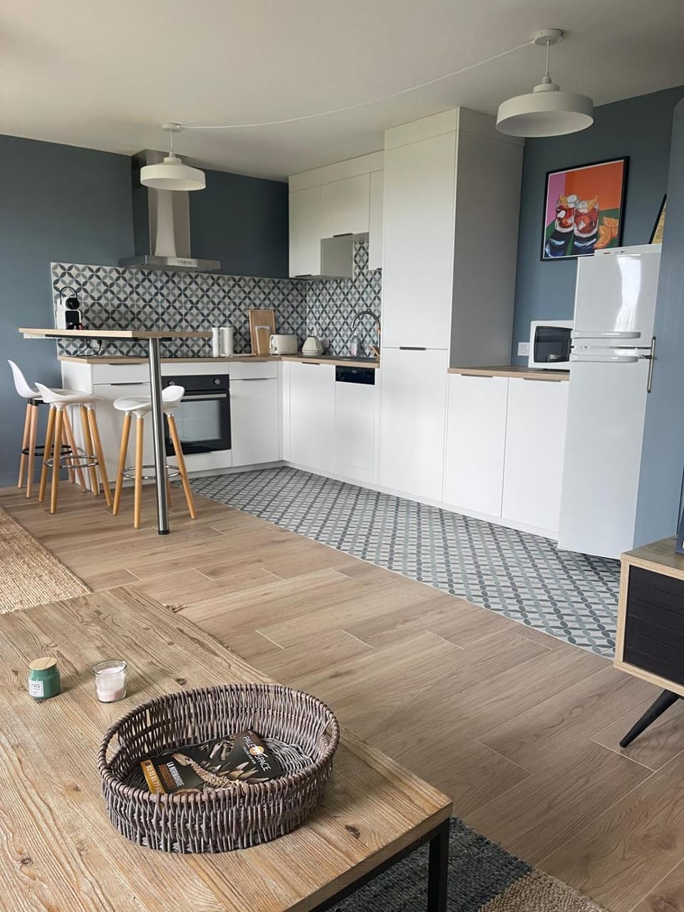 Lounge or bar, kitchen