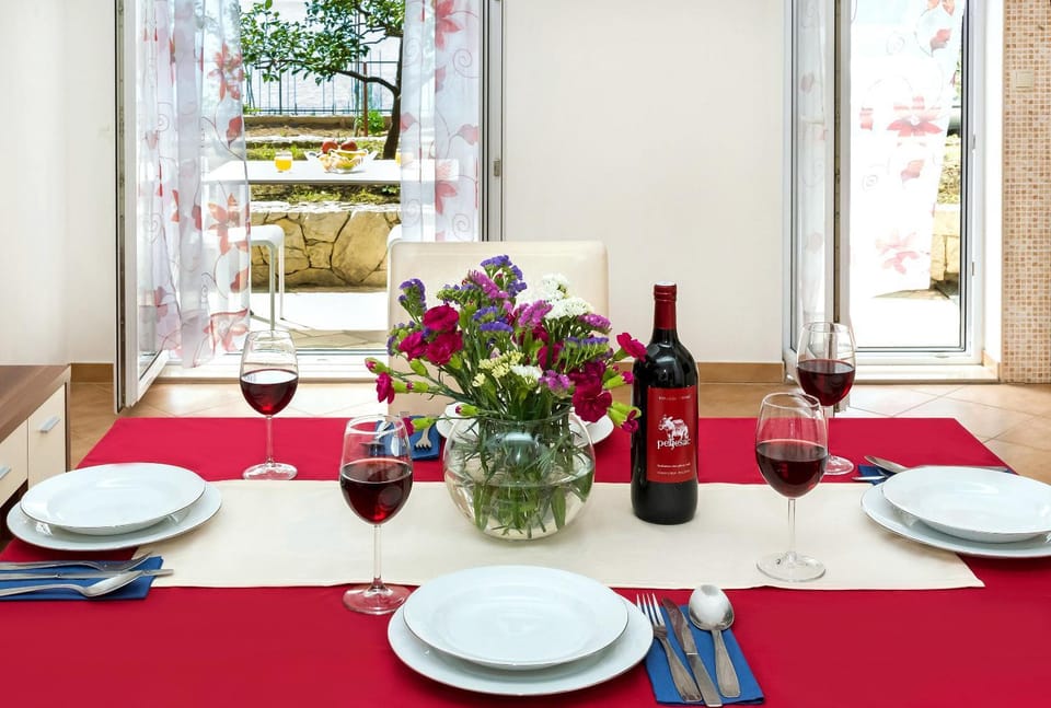 Dining area, Sea view, Inner courtyard view