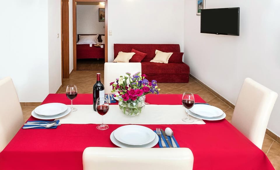 Communal lounge/ TV room, Living room, Dining area