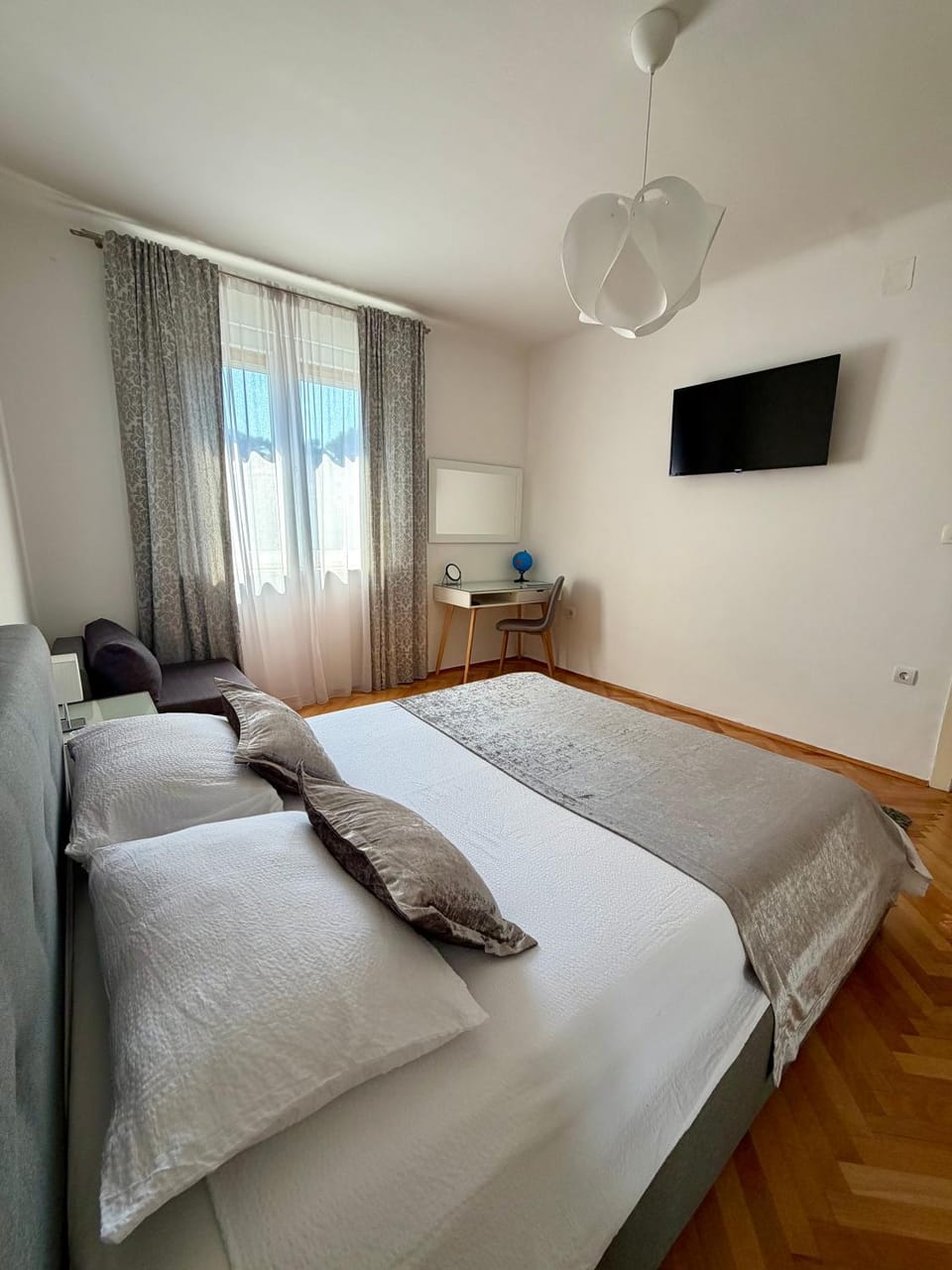 Bed, TV and multimedia, Bedroom