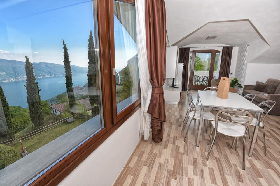 Living room, Lake view