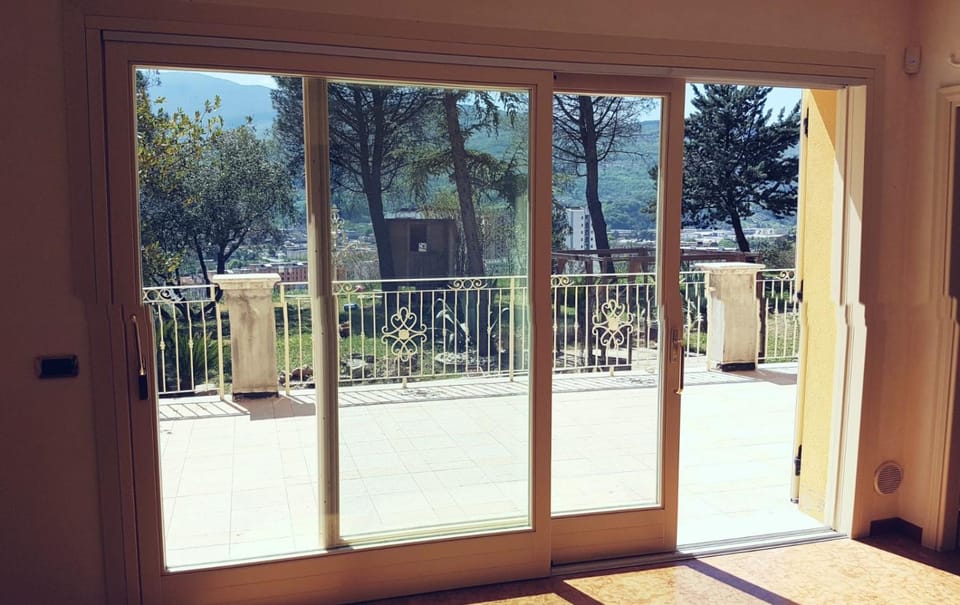 Communal lounge/ TV room, Garden view