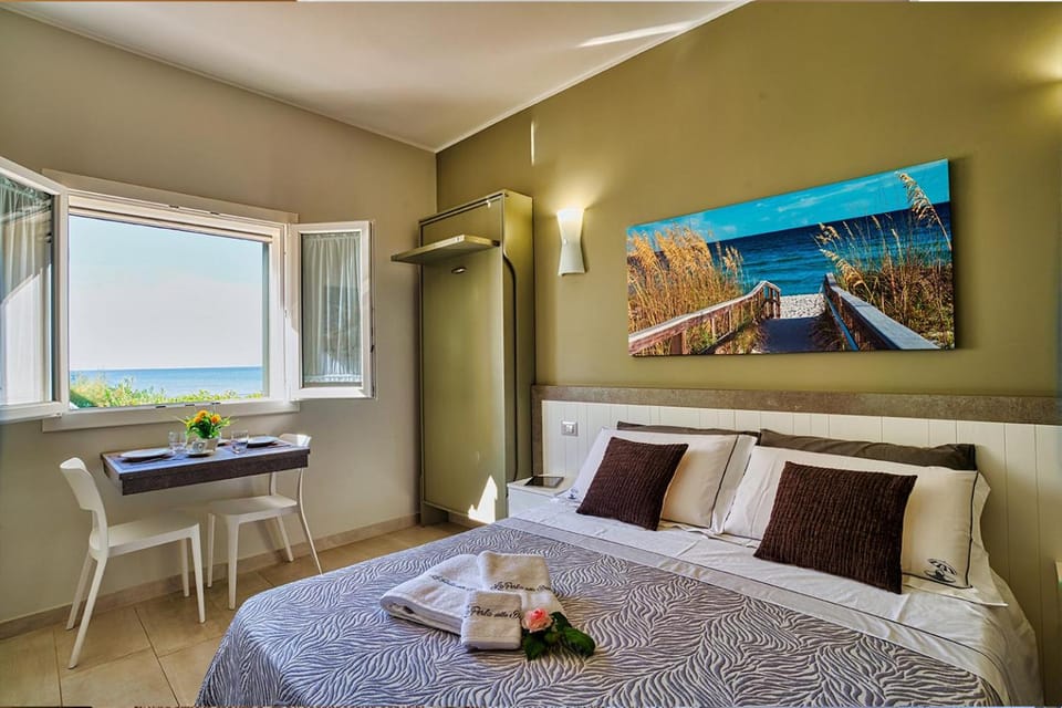 Photo of the whole room, Sea view