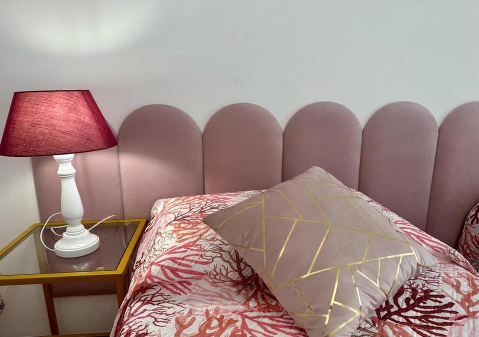 Bed, Photo of the whole room, Decorative detail, Bedroom