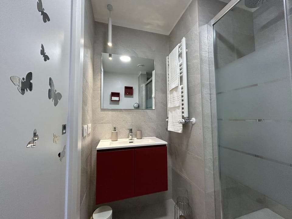 Shower, Toilet, Bathroom, hair dryier, towels