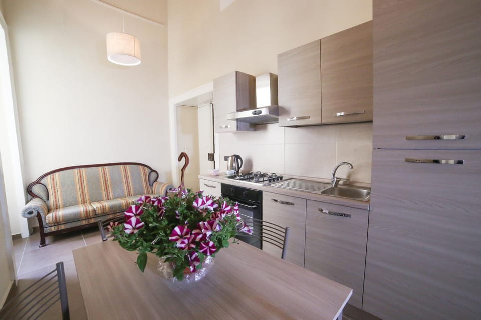 Kitchen or kitchenette, Dining area, Communal kitchen
