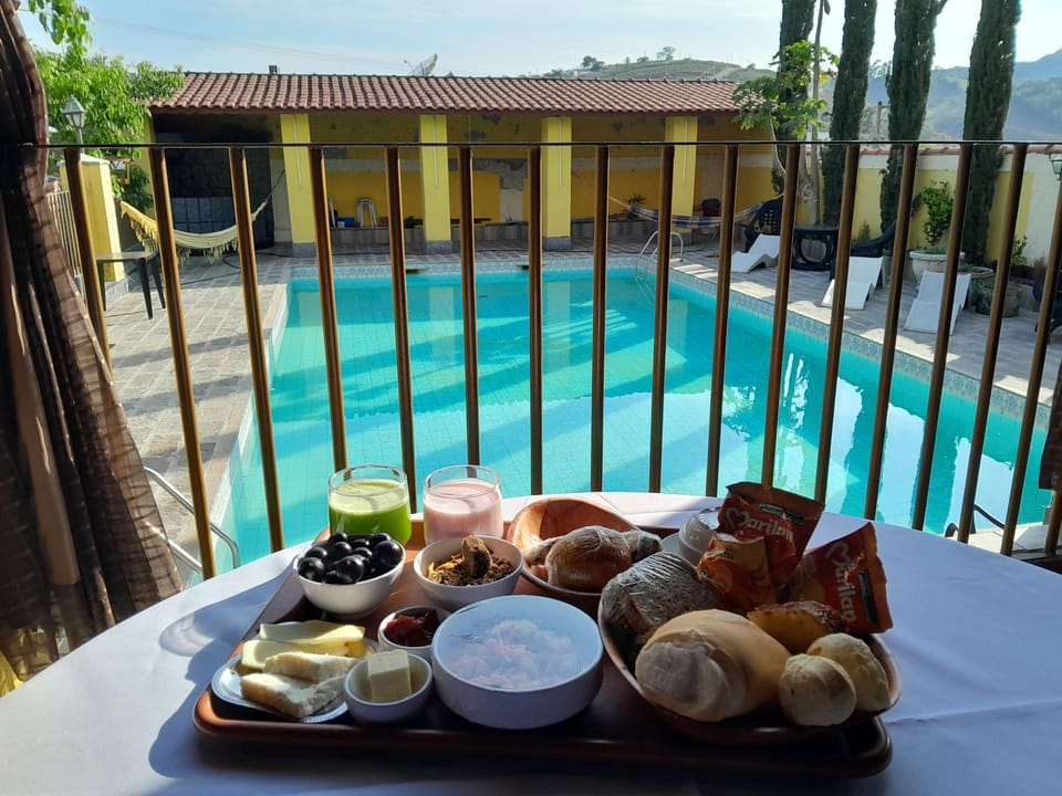 Swimming pool, Breakfast